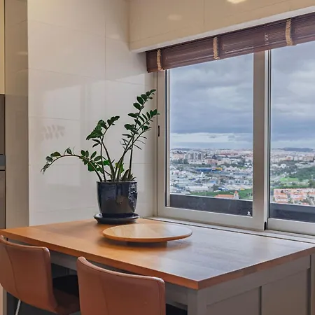 Royal 3bdr With Balcony & River View By Lovelystay *