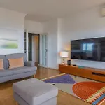 Royal 3bdr With Balcony & River View By Lovelystay Apartamento