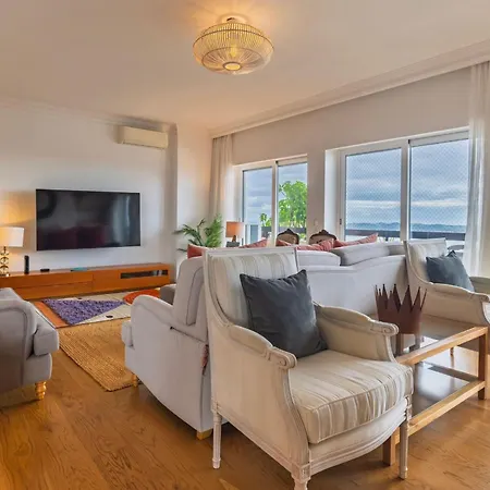 Royal 3bdr With Balcony & River View By Lovelystay *