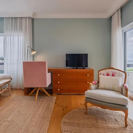 Royal 3bdr With Balcony & River View By Lovelystay