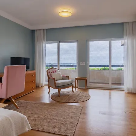 Royal 3bdr With Balcony & River View By Lovelystay *