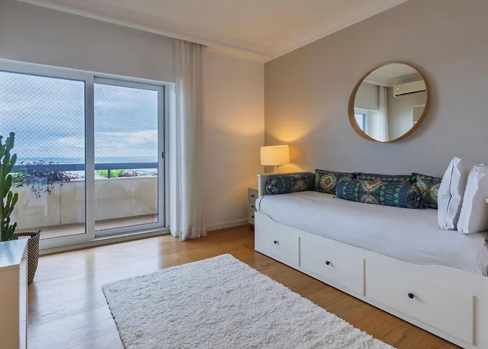 Royal 3bdr With Balcony & River View By Lovelystay *