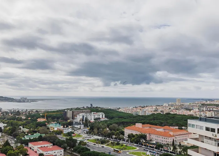 Royal 3bdr With Balcony & River View By Lovelystay Lejlighed