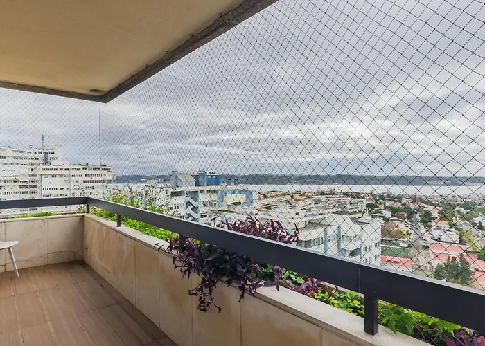 Royal 3bdr With Balcony & River View By Lovelystay