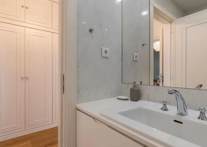 Royal 3bdr With Balcony & River View By Lovelystay Lejlighed *