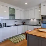 Royal 3bdr With Balcony & River View By Lovelystay *