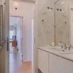 Royal 3bdr With Balcony & River View By Lovelystay شقة