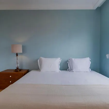Royal 3bdr With Balcony & River View By Lovelystay *